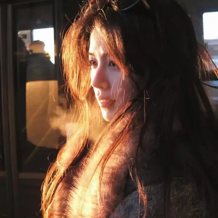 美女与液体人海报